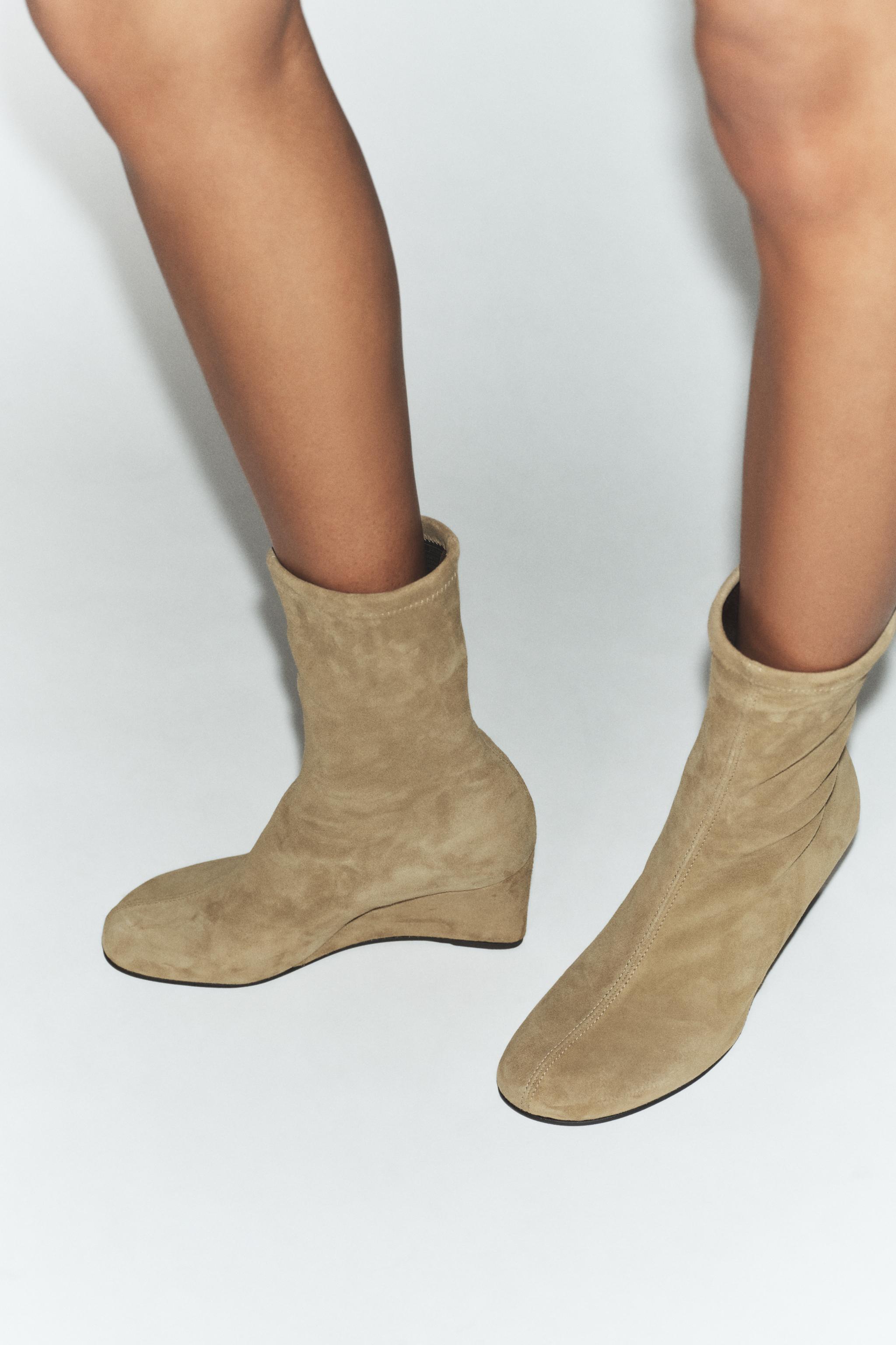 BOTTINES EN DAIM À TALONS COMPENSÉS